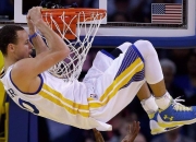 PG游戏APP-鹈鹕雷霆激战之夜，拉文赛后评分拉满，诠释何为唯一性