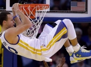 PG游戏APP-鹈鹕雷霆激战之夜，拉文赛后评分拉满，诠释何为唯一性