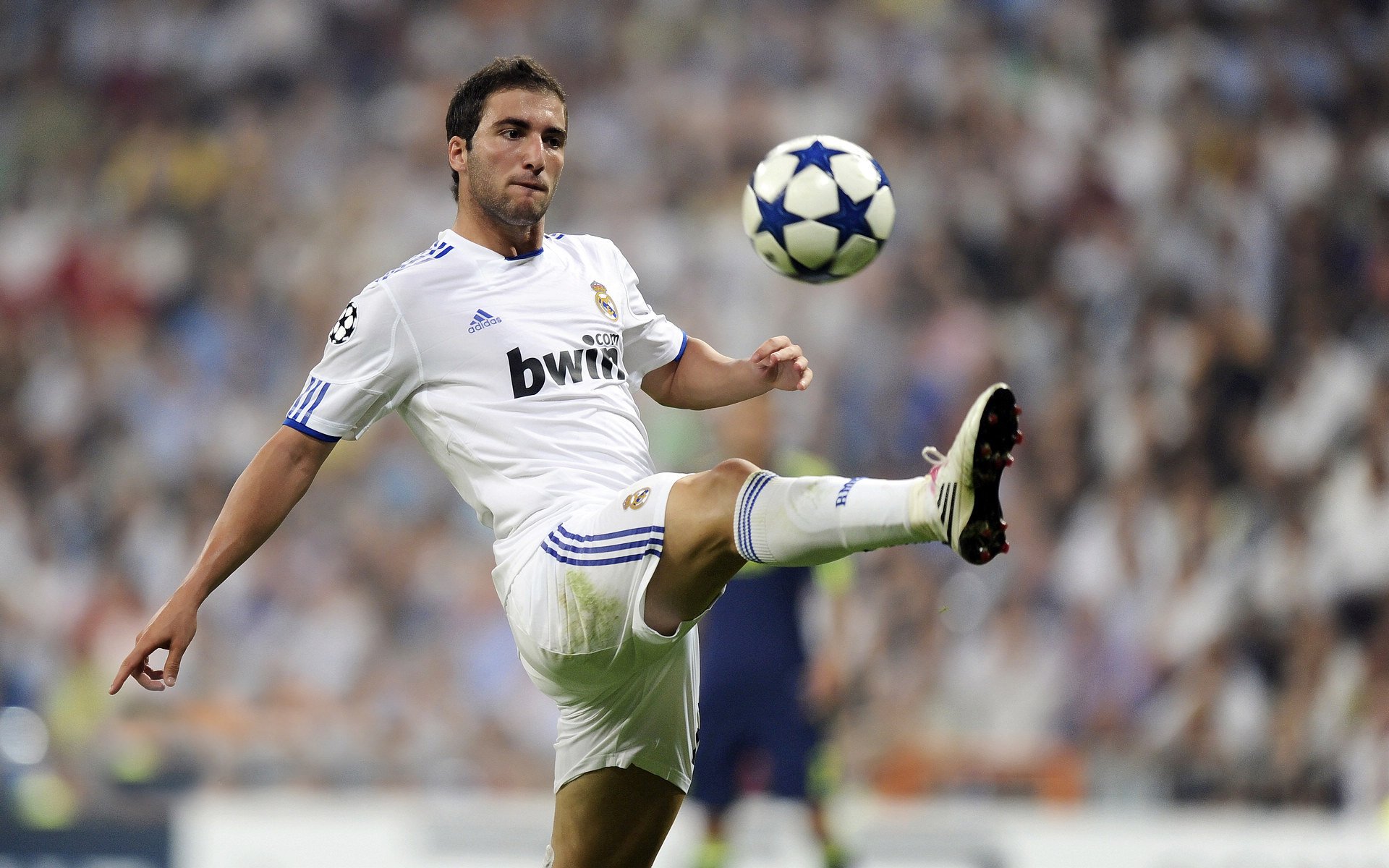 欧冠决赛之夜，米切尔关键回合不手软，铸就传奇时刻